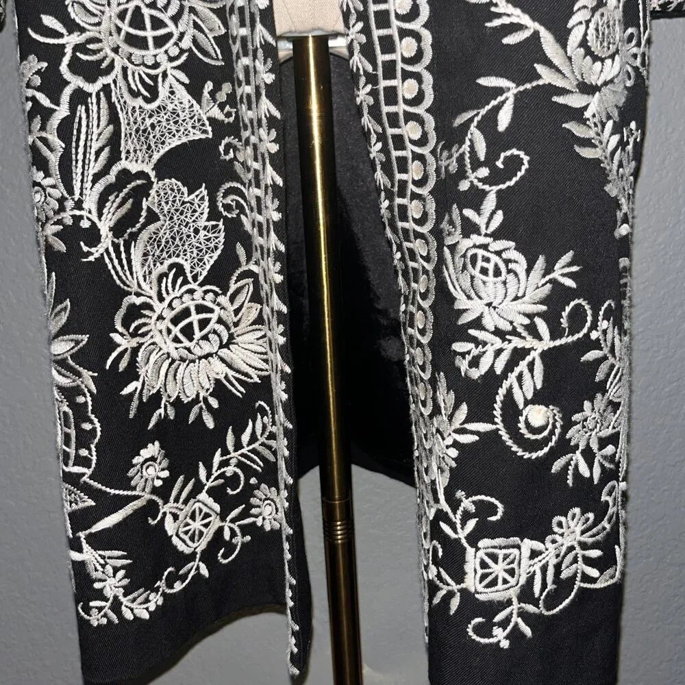 CHICO'S FULLY EMBOIDERED BLACK & WHITE KIMONO JACKET TOPPER - EUC - SIZE 0 = 4/6 - Picture 4 of 15